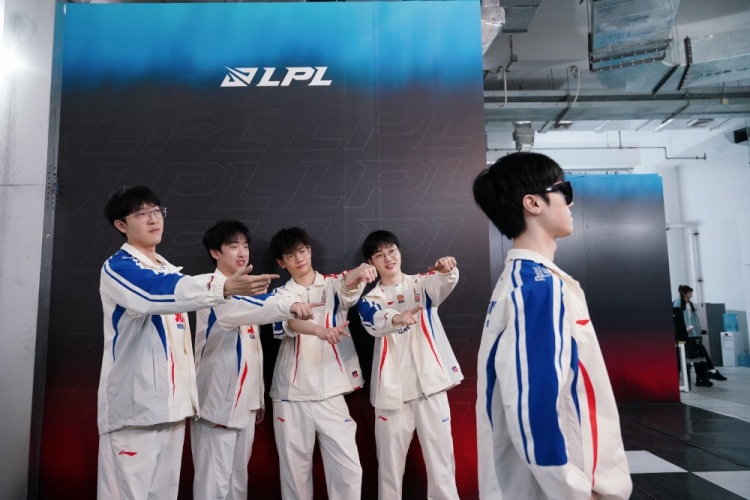 LGD发布战胜EDG赛后选手照片：胜利结算画面+2